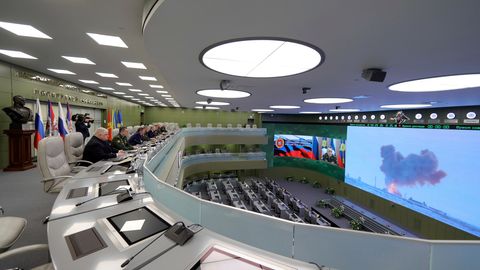 Präsident Wladimir Putin und Verteidigungsminister Sergei Schoigu beobachten in Moskau den Start der Hyperschall-Rakete.