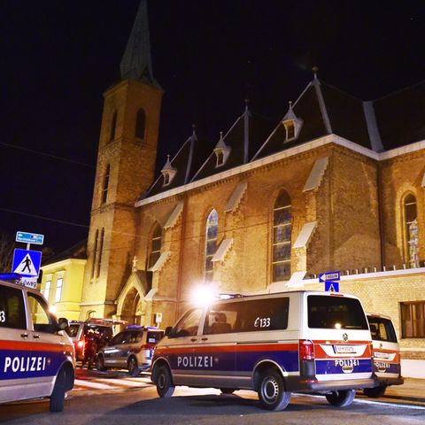 Mehrere Polizeiwagen stehen vor der Backsteinkirche Maria Immaculata in Wien-Floridsdorf