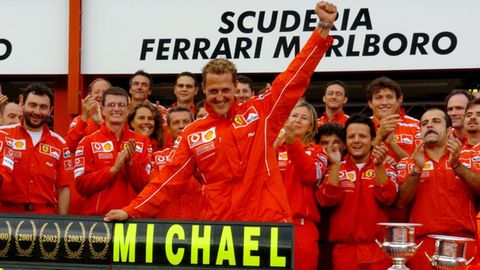 Michael Schumacher feiert 2004 in Spa-Francorchamps den vorzeitigen Gewinn des siebten WM-Titel 