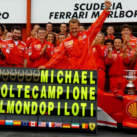 Michael Schumacher feiert 2004 in Spa-Francorchamps den vorzeitigen Gewinn des siebten WM-Titel 