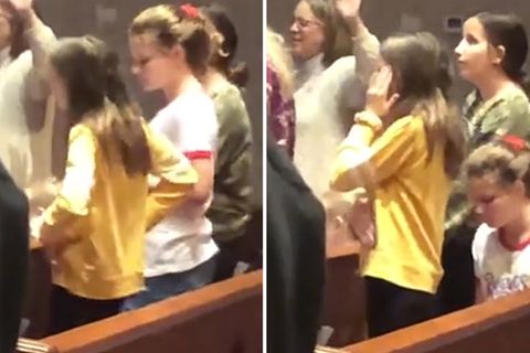 Mädchen tanzt die Macarena während Gottesdienst