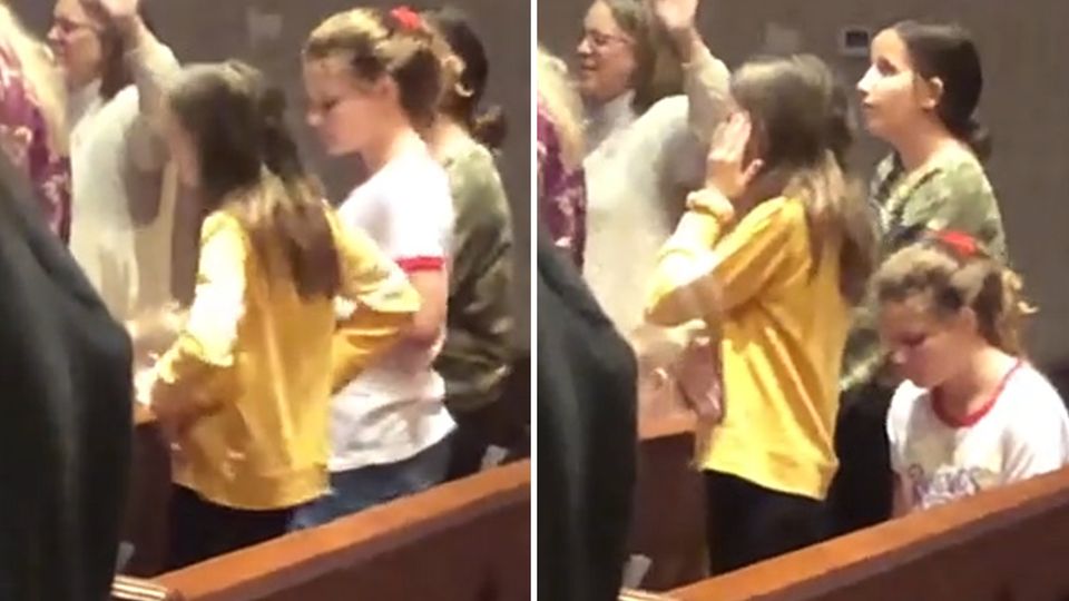 Mädchen tanzt die Macarena während Gottesdienst Mädchen tanzt die Macarena während Gottesdienst