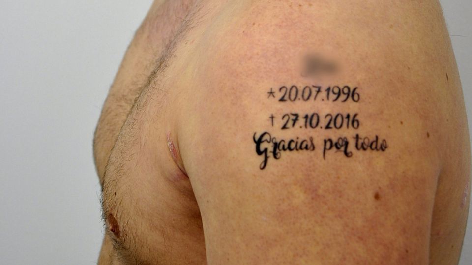 Lesestück am Sonntag: "Er weiß nur, dass seine Mama tot ist" Tätowierungen von Dominik R.: Geburtstag und den Todestag von Lisa, darunter "Gracias por todo", Danke für alles