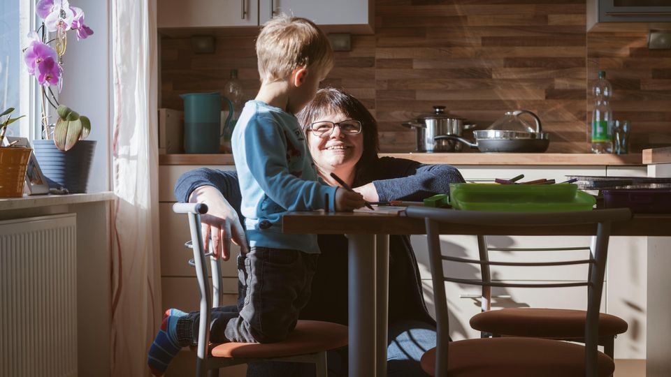 Lesestück am Sonntag: "Er weiß nur, dass seine Mama tot ist" Alexandra Haselberger mit Leon in der Küche ihres Hauses im bayerischen Freyung