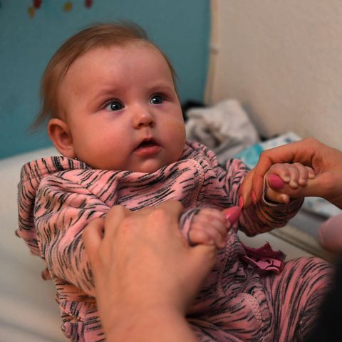 Ein kleines Kind mit seiner Mutter