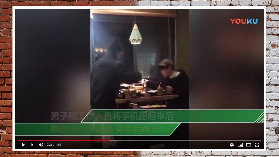 Restaurant in China: Mann spielt beim Essen am Handy – Freundin wirft es in den Kochtopf