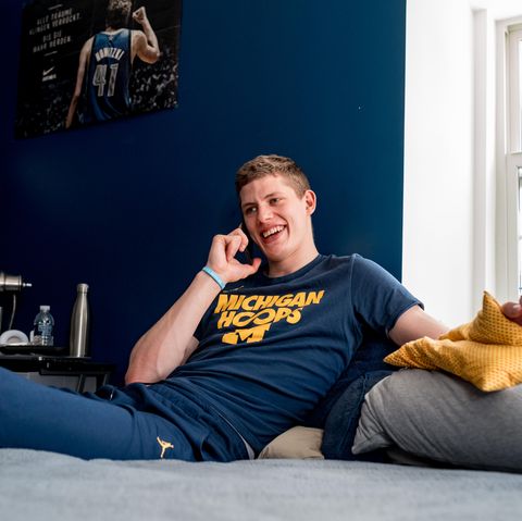 An der Wand in hängt ein Poster mit dem großen Vorbild Dirk Nowitzki, das Moritz Wagner bei allen Umzügen mitnimmt