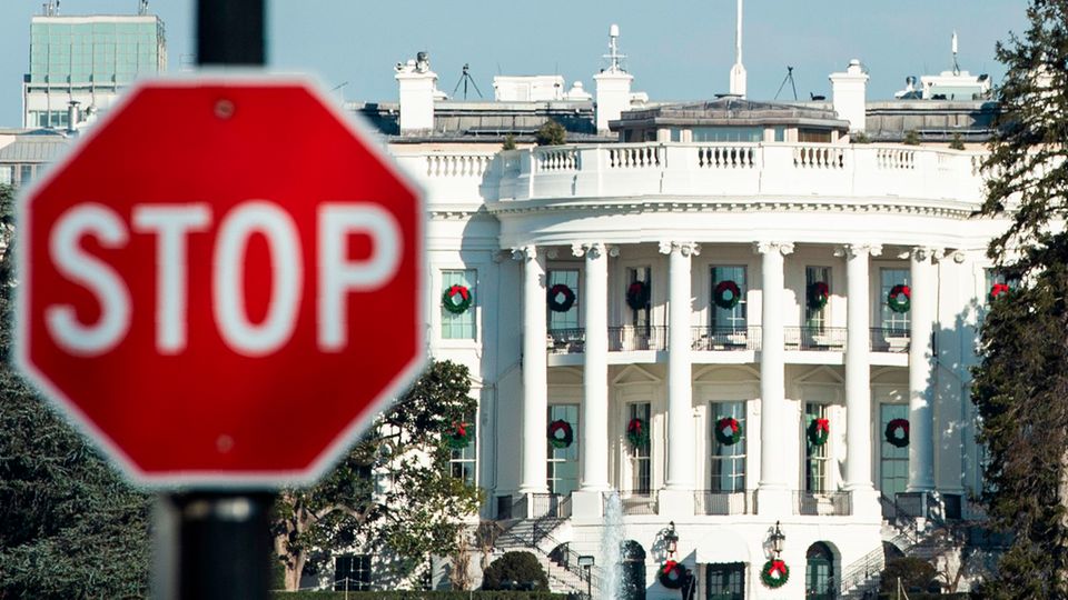 Ein Stoppschild vor dem Weißen Haus in Washington