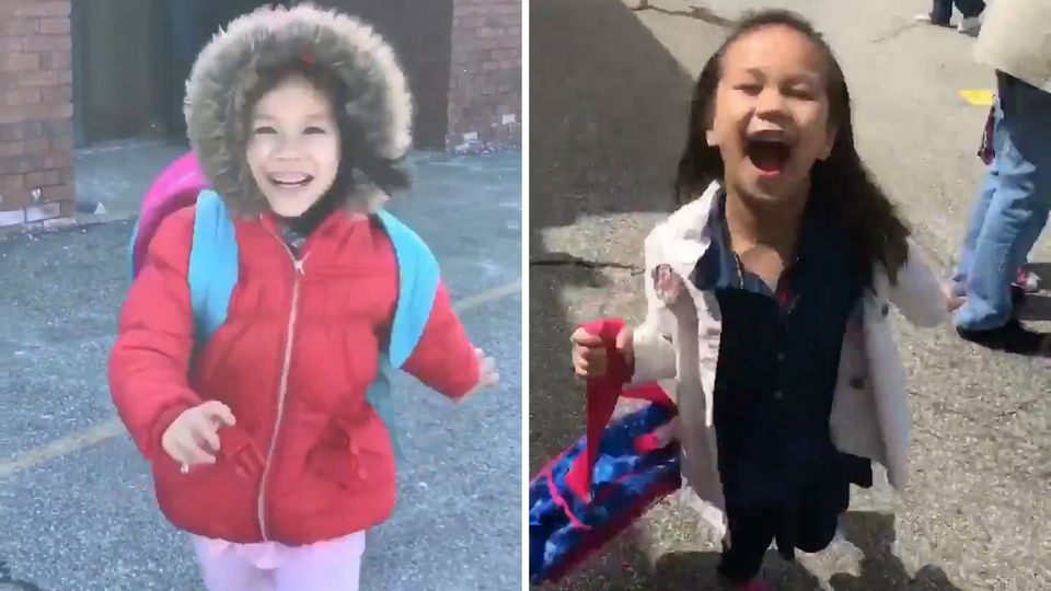 Kleines Mädchen begrüßt ältere Schwester nach der Schule Kleines Mädchen begrüßt ältere Schwester nach der Schule