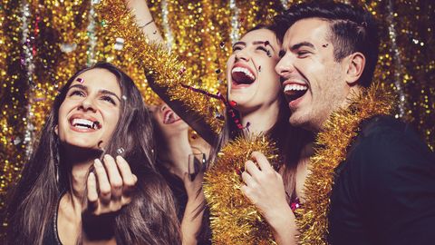 Drei junge Menschen feiern auf einer Glitzer-Party