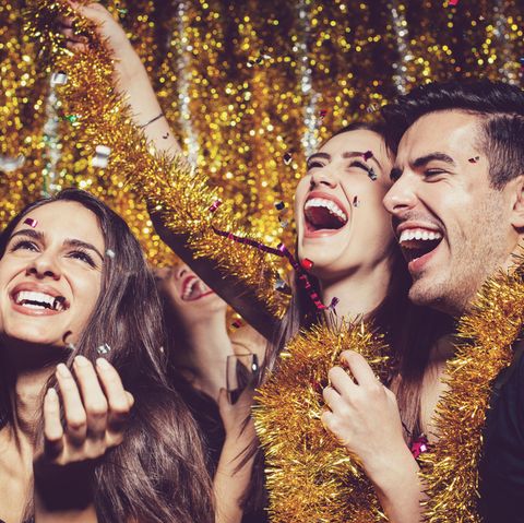 Drei junge Menschen feiern auf einer Glitzer-Party