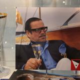 Ein Foto von Götz George als Gerd Heidemann in der Satire "Schtonk!". Daneben eine Requisite aus dem Film: das Glas mit dem goldenen Adler drauf, AH für Adolf Hitler. Das Kujau-Kabinett in Bietigheim-Bissingen, 20 Kilometer nördlich von Stuttgart gelegen, ist ein privates Museum, das sich ausschließlich den Fälschungen Konrad Kujaus widmet.