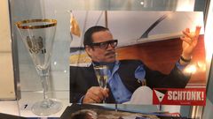 Ein Foto von Götz George als Gerd Heidemann in der Satire "Schtonk!". Daneben eine Requisite aus dem Film: das Glas mit dem goldenen Adler drauf, AH für Adolf Hitler. Das Kujau-Kabinett in Bietigheim-Bissingen, 20 Kilometer nördlich von Stuttgart gelegen, ist ein privates Museum, das sich ausschließlich den Fälschungen Konrad Kujaus widmet.