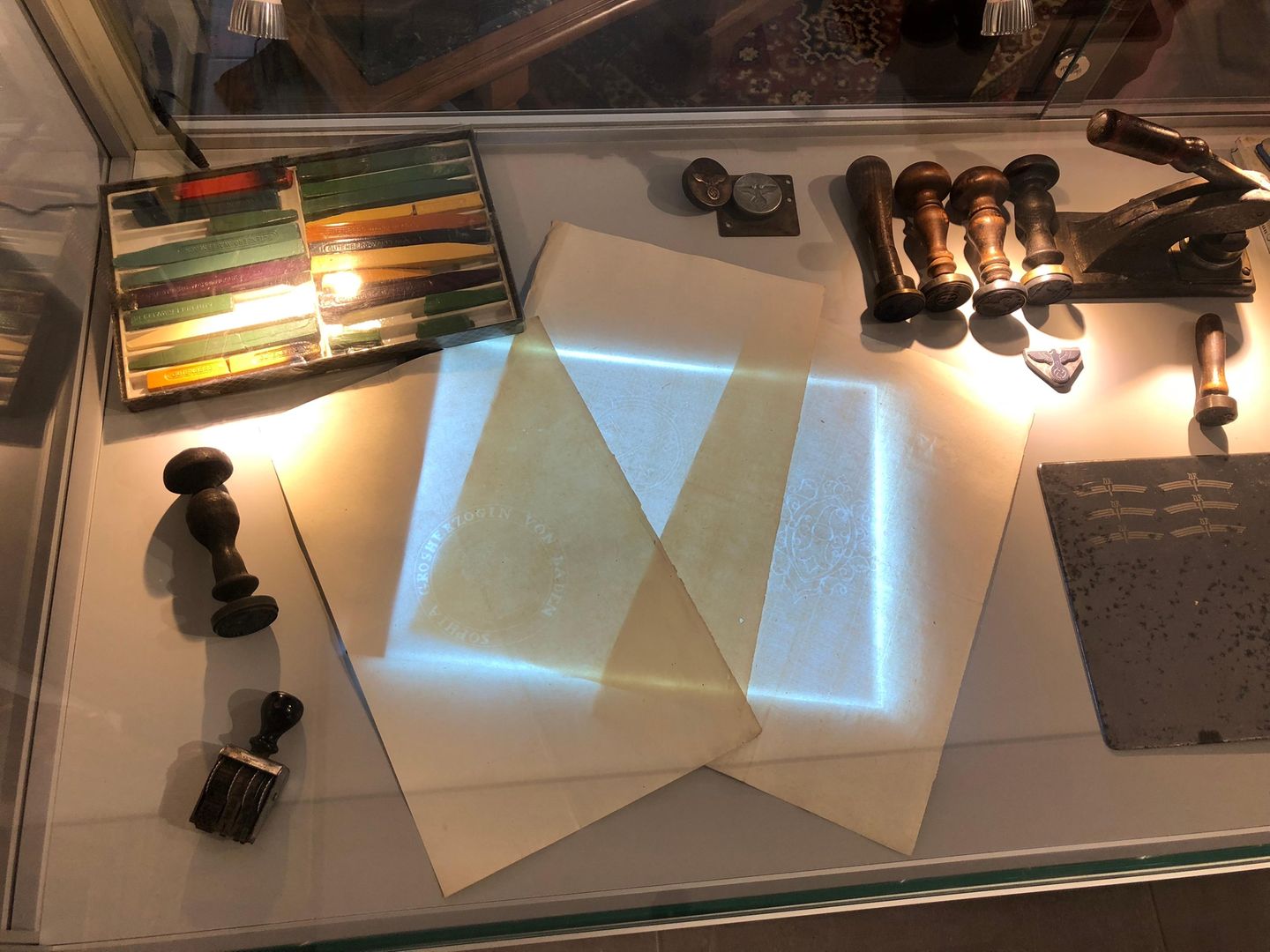 Fälscherutensilien Siegellack und Stempel: Das Briefpapier der Großherzogin von Baden ist echt, es wurde von Kujau mit alter Tinte beschrieben und so gefälscht.