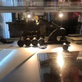 Eine Papierprägepresse mit einem Stempel. Damit stempelt man Briefstempel ohne Farbe ins Papier eingeprägt, damit fälschte Kujau amtliche Schreiben.