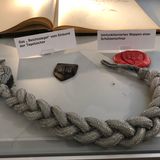 Orginal-Schützenschnur (Schießauszeichnung) der Wehrmacht aus dem dritten Reich, an der sich ein Wappen befindet. Mit diesem Wehrmachtswappen hat Kujau den Siegellack geprägt, der als "Reichssiegel" auf dem Einband der Hitler-Tagebücher angebracht wurde.