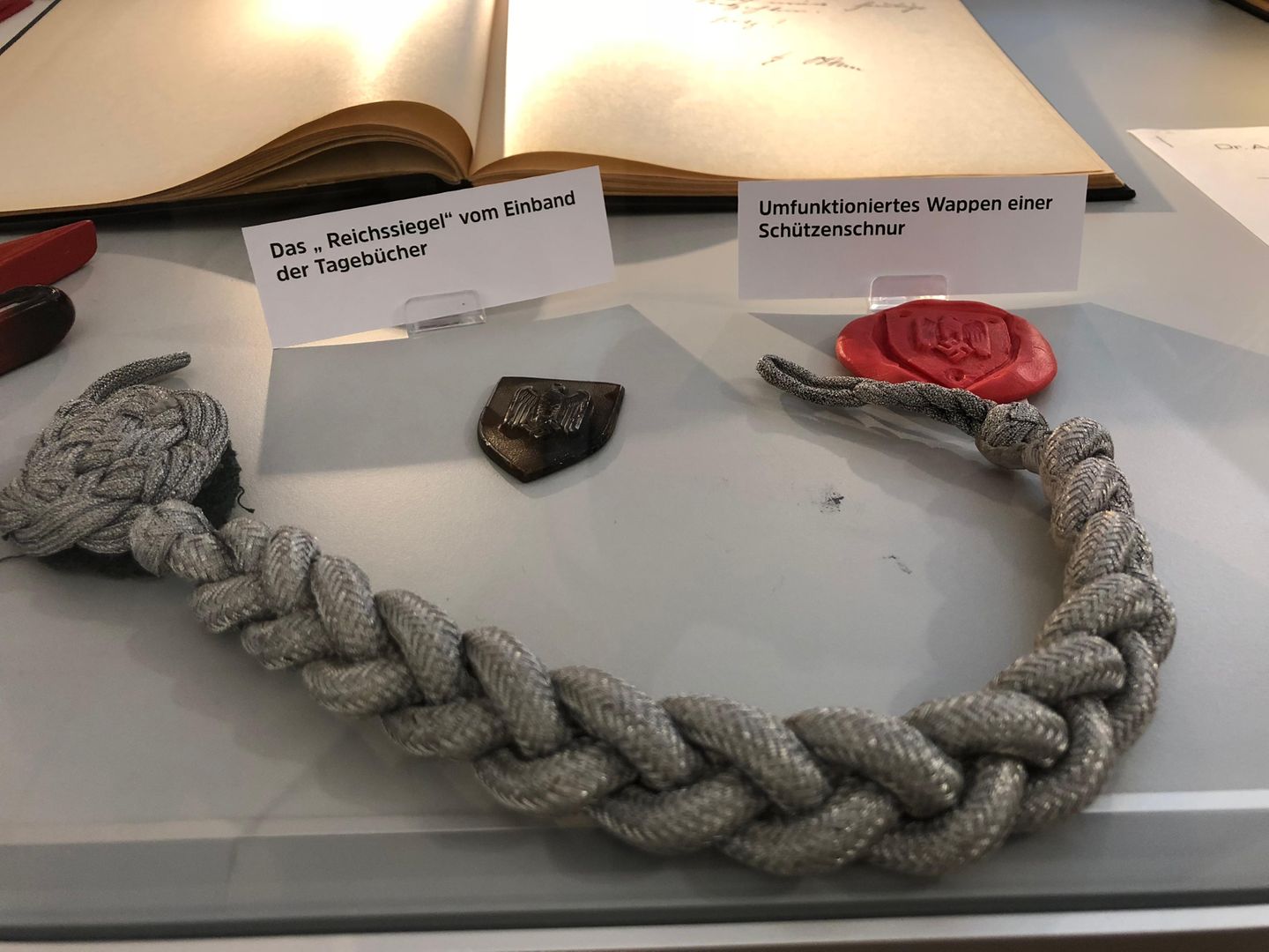 Orginal-Schützenschnur (Schießauszeichnung) der Wehrmacht aus dem dritten Reich, an der sich ein Wappen befindet. Mit diesem Wehrmachtswappen hat Kujau den Siegellack geprägt, der als "Reichssiegel" auf dem Einband der Hitler-Tagebücher angebracht wurde.