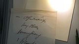 Oben im Bild ist gefälschtes Briefpapier mit Adolf Hitlers Briefkopf zu sehen. Das hat Kujau im Offset-Druckverfahren selbst gefertigt.  Auf dem Blatt darunter sind Schriftproben von Kujau zu sehen. Da hat er vermutlich die Unterschriften von Hindenburg, Hitler, Göring und von Blomberg geübt.