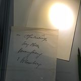 Oben im Bild ist gefälschtes Briefpapier mit Adolf Hitlers Briefkopf zu sehen. Das hat Kujau im Offset-Druckverfahren selbst gefertigt.  Auf dem Blatt darunter sind Schriftproben von Kujau zu sehen. Da hat er vermutlich die Unterschriften von Hindenburg, Hitler, Göring und von Blomberg geübt.