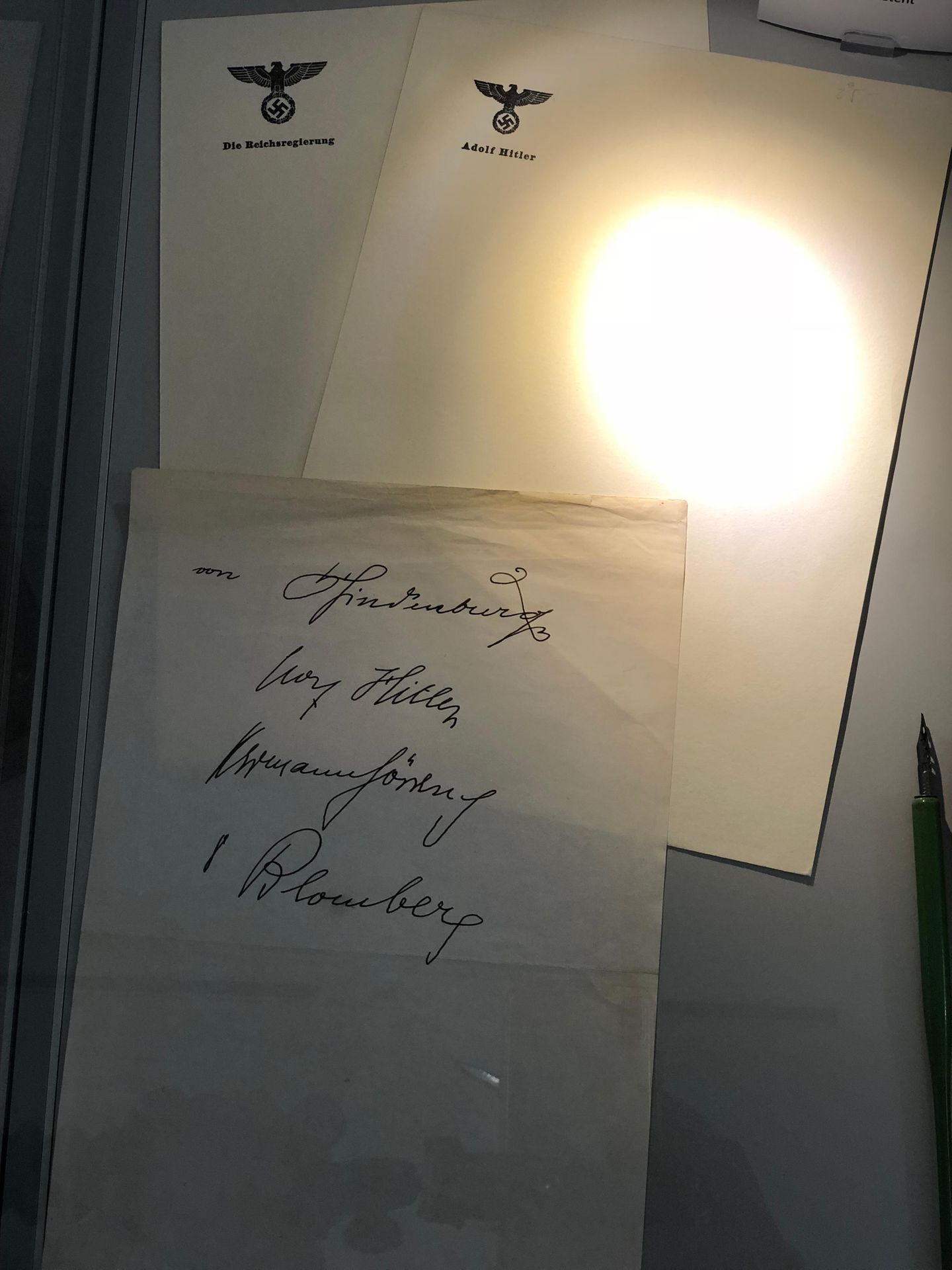 Oben im Bild ist gefälschtes Briefpapier mit Adolf Hitlers Briefkopf zu sehen. Das hat Kujau im Offset-Druckverfahren selbst gefertigt.  Auf dem Blatt darunter sind Schriftproben von Kujau zu sehen. Da hat er vermutlich die Unterschriften von Hindenburg, Hitler, Göring und von Blomberg geübt.
