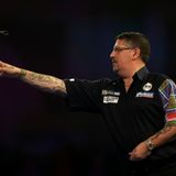 29. Dezember 2018  Zweimaliger Weltmeister Anderson im Halbfinale der Darts-WM  Der zweimalige Weltmeister Gary Anderson steht bei der Darts-WM in London im Halbfinale. "The Flying Scotsman", wie Anderson genannt wird, schlug am Samstag in der Runde der letzten Acht den Engländer Dave Chisnall mit 5:2 und darf damit auf ein Duell mit Primus Michael van Gerwen in der Vorschlussrunde hoffen. Damit sind bei dem mit 2,5 Millionen Pfund dotierten Turnier im Alexandra Palace inzwischen fast alle Favoriten draußen. Raymond van Barneveld und Peter Wright waren gleich in ihrem ersten Spiel gescheitert, Europameister James Wade und Weltmeister Rob Cross verloren jeweils ihr Achtelfinale am Freitag. Das Endspiel findet an Neujahr statt.