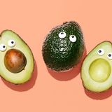Ja, auch eine Avocado sollte man vor dem Schneiden waschen, wie eine Studie herausgefunden hat
