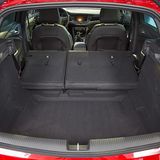 Sind beide Lehnen der Rückbank nach vorne geklappt, entsteht eine Stufe