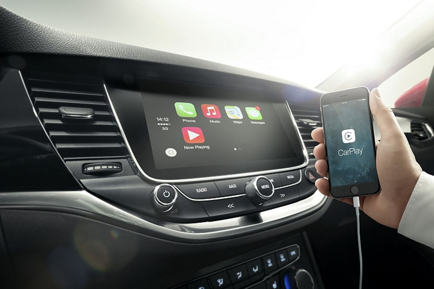 Das iPhone kann per Apple CarPlay eingebunden werden