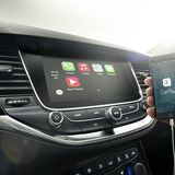 Das iPhone kann per Apple CarPlay eingebunden werden