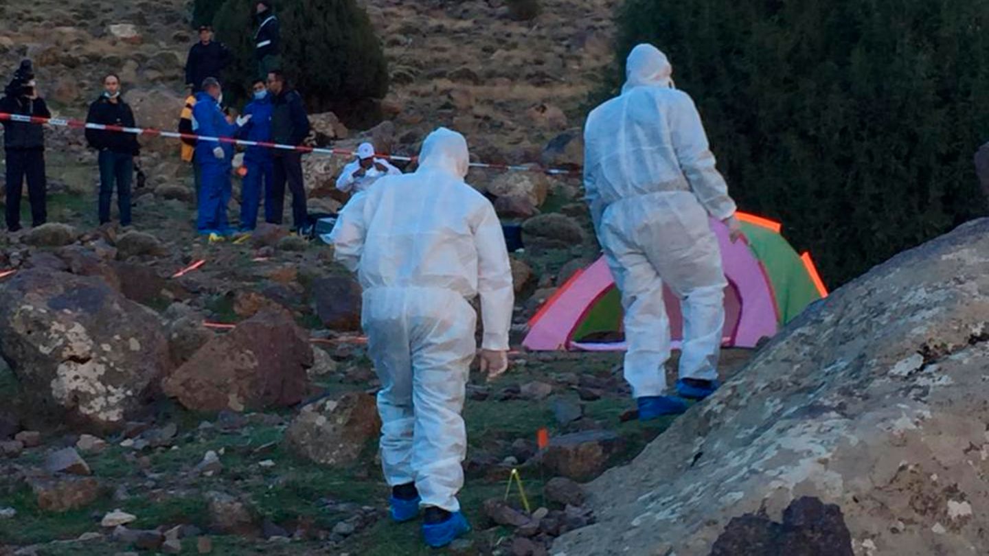 Forensiker untersuchen die Gegend um ein Zelt in einer abgelegenen Region des Atlasgebirges