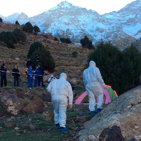Forensiker untersuchen die Gegend um ein Zelt in einer abgelegenen Region des Atlasgebirges