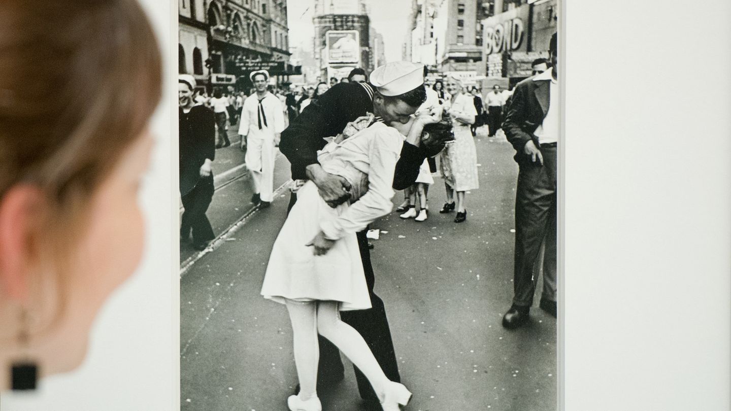 Das Bild des Seemanns, der auf dem Times Square in New York einer fremden Frau einen Kuss auf die Lippen drückt, gilt als Symbolbild für die vorherrschende Ekstase nach Ende des zweiten Weltkrieges 1945. Die Küssenden, die Alfred Eisenstaedt damals vor die Linse kamen, wurden Jahrzehnte später als George Mendonsa und Greta Zimmer-Friedman identifiziert.