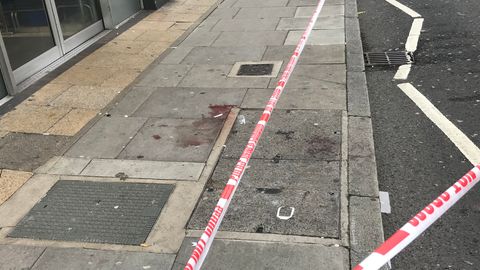 Großbritannien, London: Ein Absperrband der Polizei sperrt den Tatort der Messerstecherei ab. Das Opfer wurde bei der Attacke lebensgefährlich verletzt.