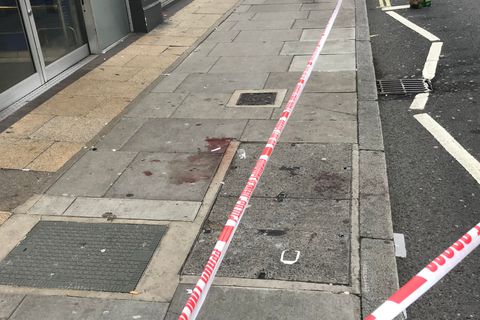 Großbritannien, London: Ein Absperrband der Polizei sperrt den Tatort der Messerstecherei ab. Das Opfer wurde bei der Attacke lebensgefährlich verletzt.