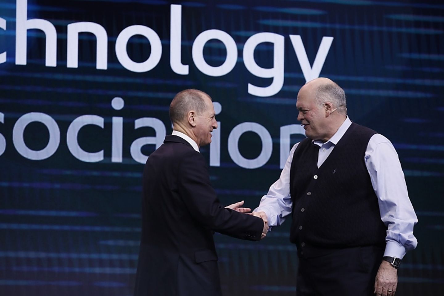 Gary Shapiro welcomes Ford CEO Jim Hackett to the keynote stage
