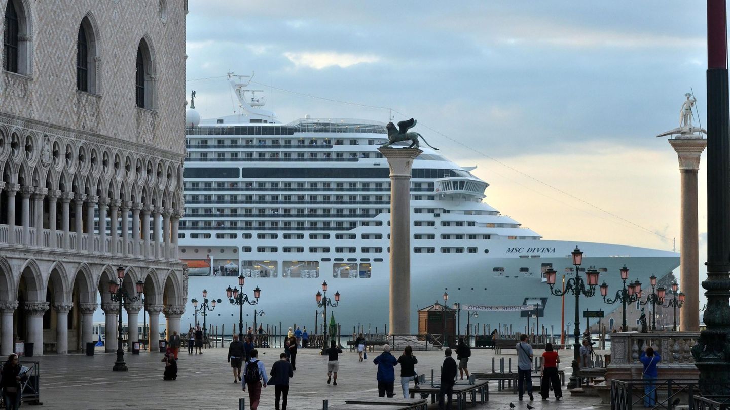 Das Kreuzfahrtschiff "MSC Divina" fährt am Markusplatz vorbei in den Giudecca-Kanal