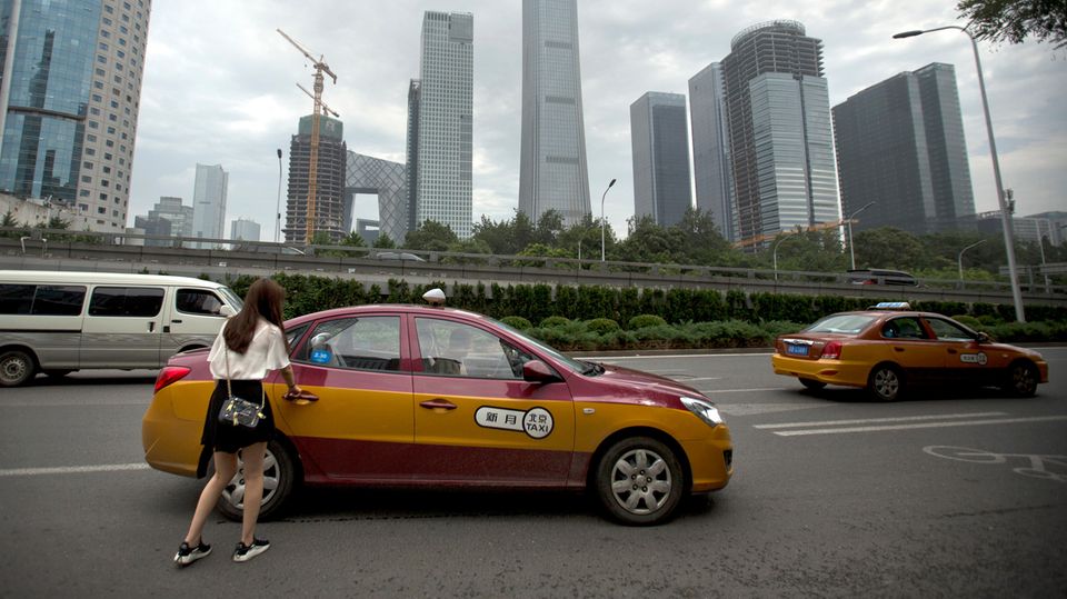 Eine Frau steigt in ein Taxi, aufgenommen in China
