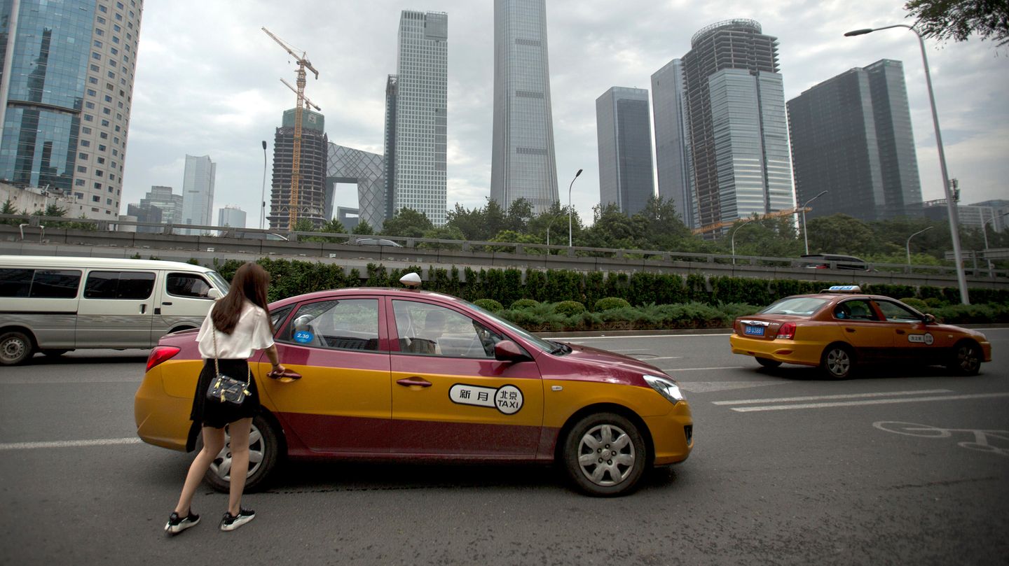 Eine Frau steigt in ein Taxi, aufgenommen in China