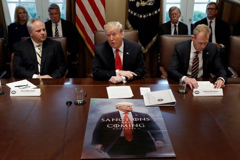 Donald Trump brachte zur Kabinettssitzung sein skurriles "Game of Thrones"-Poster mit. Warum, blieb unklar.