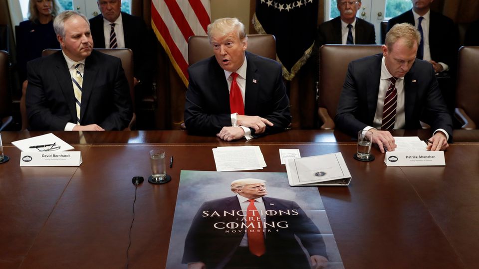Donald Trump brachte zur Kabinettssitzung sein skurriles "Game of Thrones"-Poster mit. Warum, blieb unklar. Donald Trump brachte zur Kabinettssitzung sein skurriles "Game of Thrones"-Poster mit. Warum, blieb unklar.