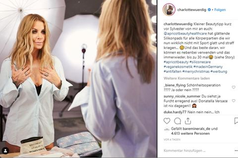 Charlotte Würdig steht vor dem Spiegel und nutzt ein Dekollete-Pad