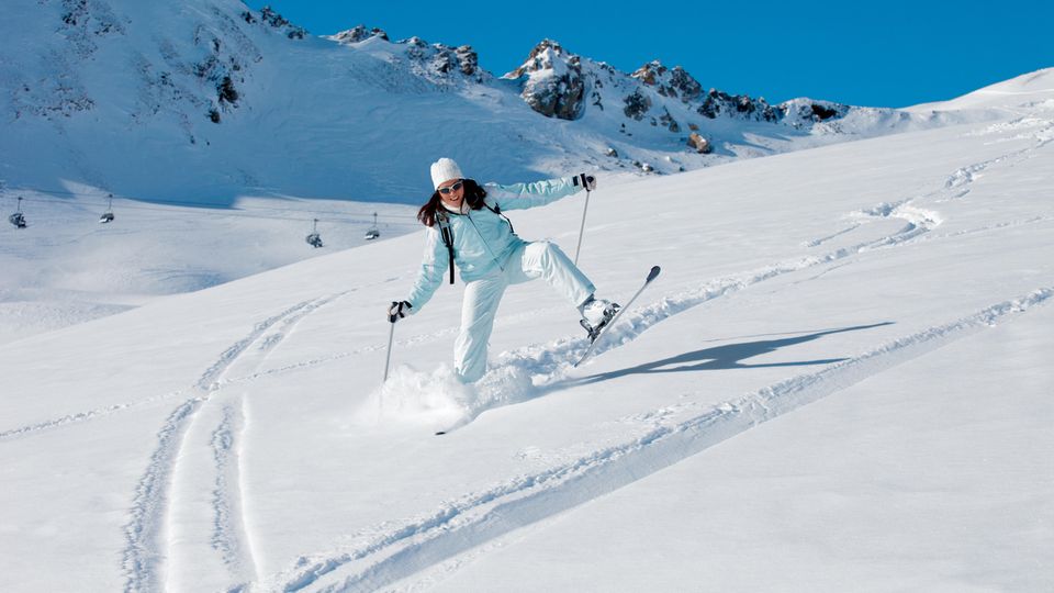 Eine Frau fährt ungelenk Ski
