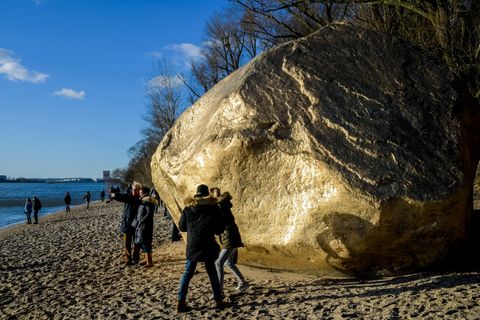 Der Findling "Alter Schwede" am Elbstrand in Hamburg