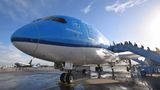 Platz 9: KLM  Die inzwischen fast 100 Jahre alte Koninklijke Luchtvaart Maatschappij - oder kurz KLM - betreibt ihr Drehkreuz auf dem Flughafen Schiphol und fusionierte vor 14 Jahren mit Air France. Laut der Jacdec-Statistik gab es seit 1989 nur einen Totalverlust: 2004 kam eine Boeing 737 nach der Landung in Barcelona von der Bahn ab und wurde irreparabel beschädigt. Es gab keine Verletzten.