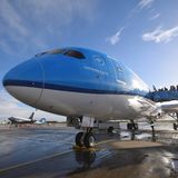 Platz 9: KLM  Die inzwischen fast 100 Jahre alte Koninklijke Luchtvaart Maatschappij - oder kurz KLM - betreibt ihr Drehkreuz auf dem Flughafen Schiphol und fusionierte vor 14 Jahren mit Air France. Laut der Jacdec-Statistik gab es seit 1989 nur einen Totalverlust: 2004 kam eine Boeing 737 nach der Landung in Barcelona von der Bahn ab und wurde irreparabel beschädigt. Es gab keine Verletzten.