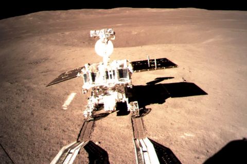 China auf der Mondrückseite - Erste Spuren des Rovers Jadehase 2 im Mondboden