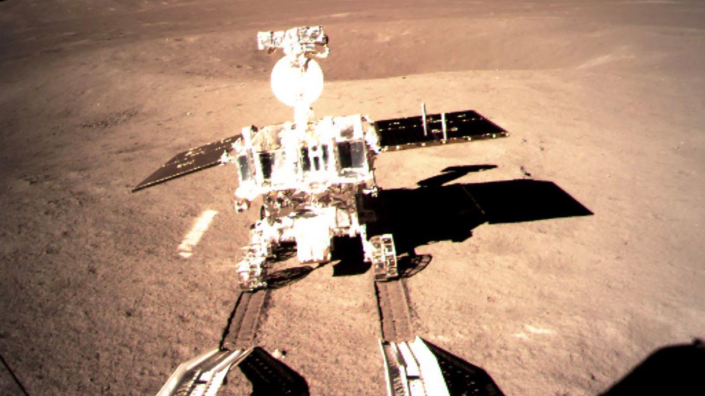 China auf der Mondrückseite - Erste Spuren des Rovers Jadehase 2 im Mondboden