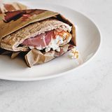 Pitabrot mit Schinken, Möhre & Hüttenkäse  Zutaten:  1 Pitabrot aus Vollkornweizen, mit niedrigem GI, leicht getoastet, 1 Teelöffel Dijon-Senf, 2 Scheiben magerer Kochschinken, ½ Möhre, grob geraspelt, 50 g Hüttenkäse      Zubereitung:  Das Pitabrot aufschneiden und mit dem Dijon-Senf bestreichen. Mit Kochschinken, Möhre und Hüttenkäse füllen und zum Mitnehmen einpacken oder frisch servieren.