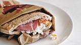 Pitabrot mit Schinken, Möhre & Hüttenkäse  Zutaten:  1 Pitabrot aus Vollkornweizen, mit niedrigem GI, leicht getoastet, 1 Teelöffel Dijon-Senf, 2 Scheiben magerer Kochschinken, ½ Möhre, grob geraspelt, 50 g Hüttenkäse      Zubereitung:  Das Pitabrot aufschneiden und mit dem Dijon-Senf bestreichen. Mit Kochschinken, Möhre und Hüttenkäse füllen und zum Mitnehmen einpacken oder frisch servieren.