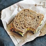 Zweierlei-Brote-Sandwich      Zutaten:  1 Scheibe Roggenvollkornbrot oder Pumpernickel, 1 Esslöffel Dijon-Senf, 3 Esslöffel Hummus, 1 Scheibe magerer Kochschinken, Fettrand entfernt, 1 Möhre, geraspelt, 1 Scheibe Weizenvollkornbrot mit niedrigem GI      Zubereitung:  Das Roggenbrot mit dem Dijon-Senf bestreichen. Hummus, Kochschinken und Möhrenraspel darauf verteilen. Das Weizenbrot als Deckel daraufsetzen.